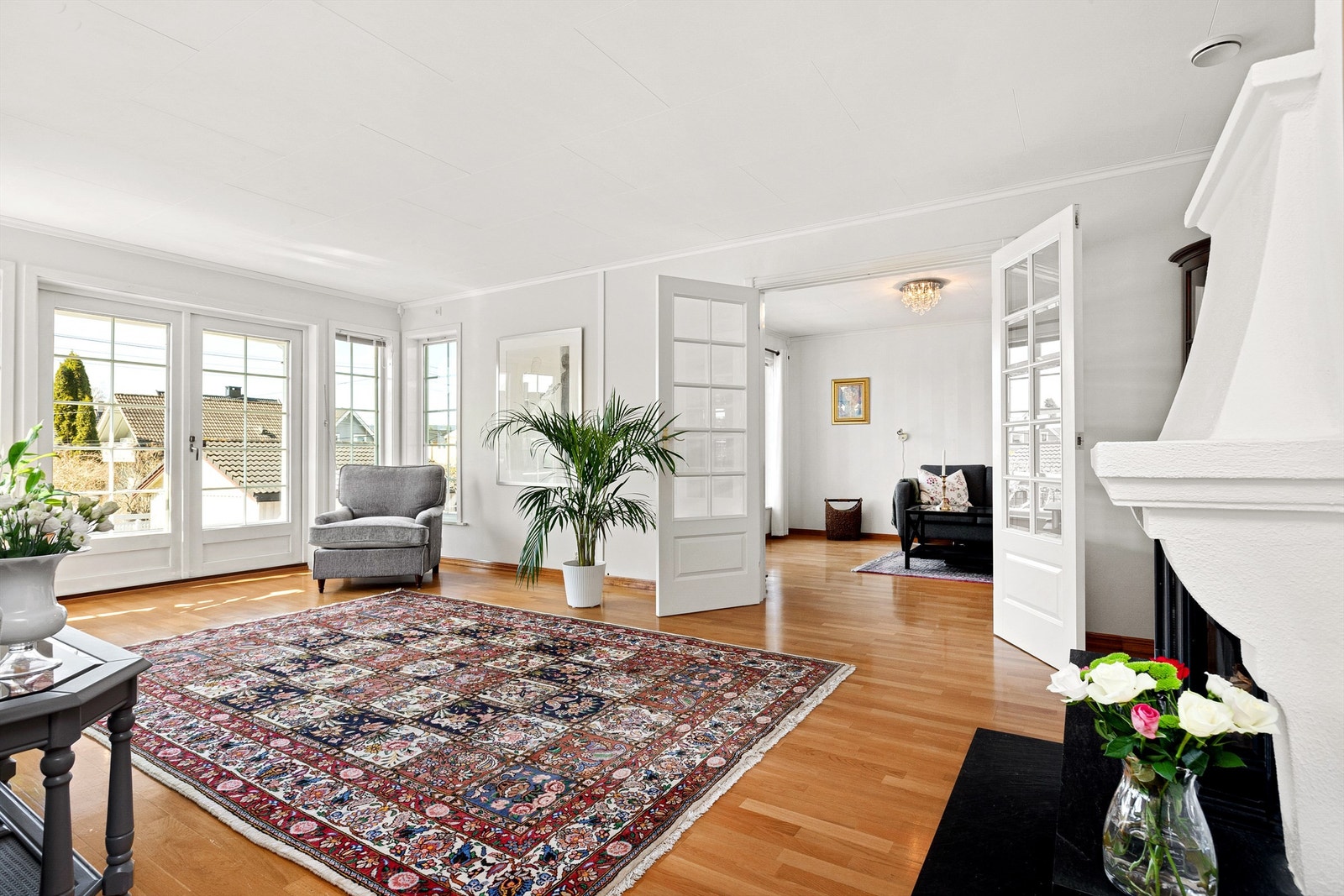 Fra stuen er det adgang til tv-stue via tofløyet dør med glassfelt Galleribilde