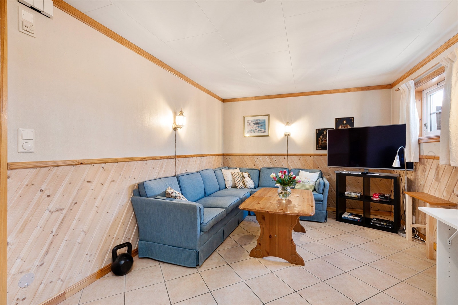 Rommet er bruksendret til og godkjent som varig oppholdsrom. Det er gjort radonmålinger med resultat innenfor tiltaksgrensen Galleribilde