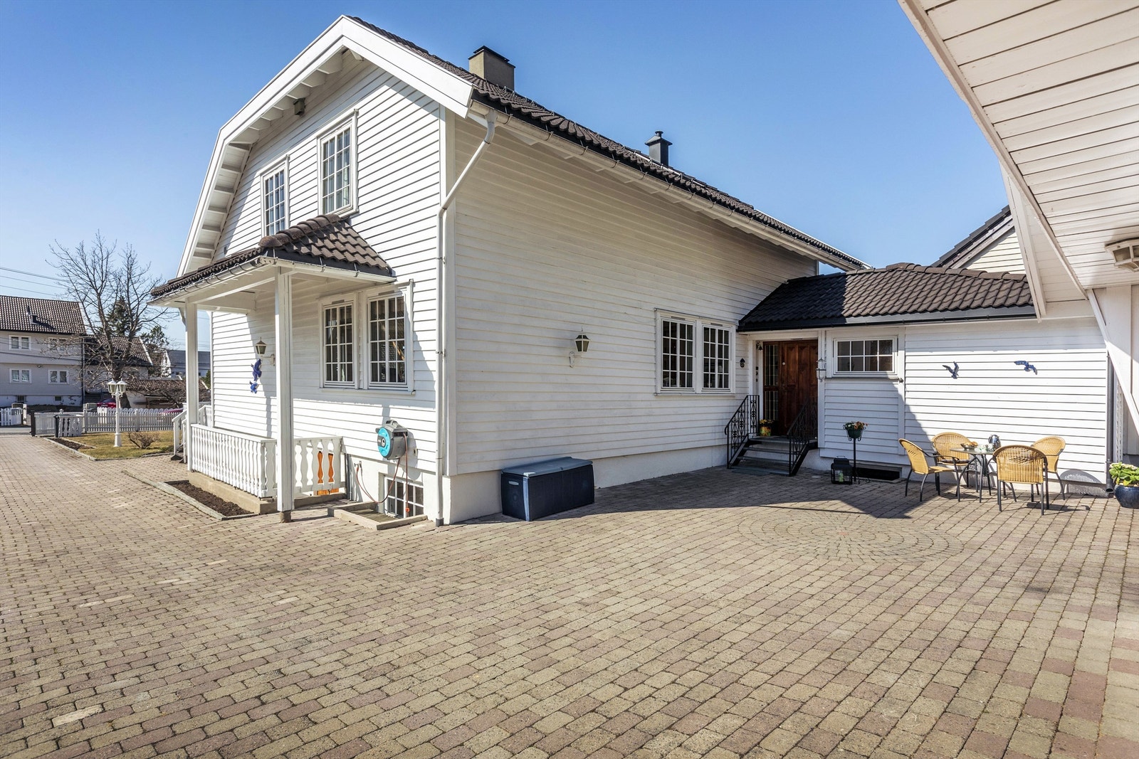 Gode parkeringsfasiliteter på egen tomt + i garasjen Galleribilde