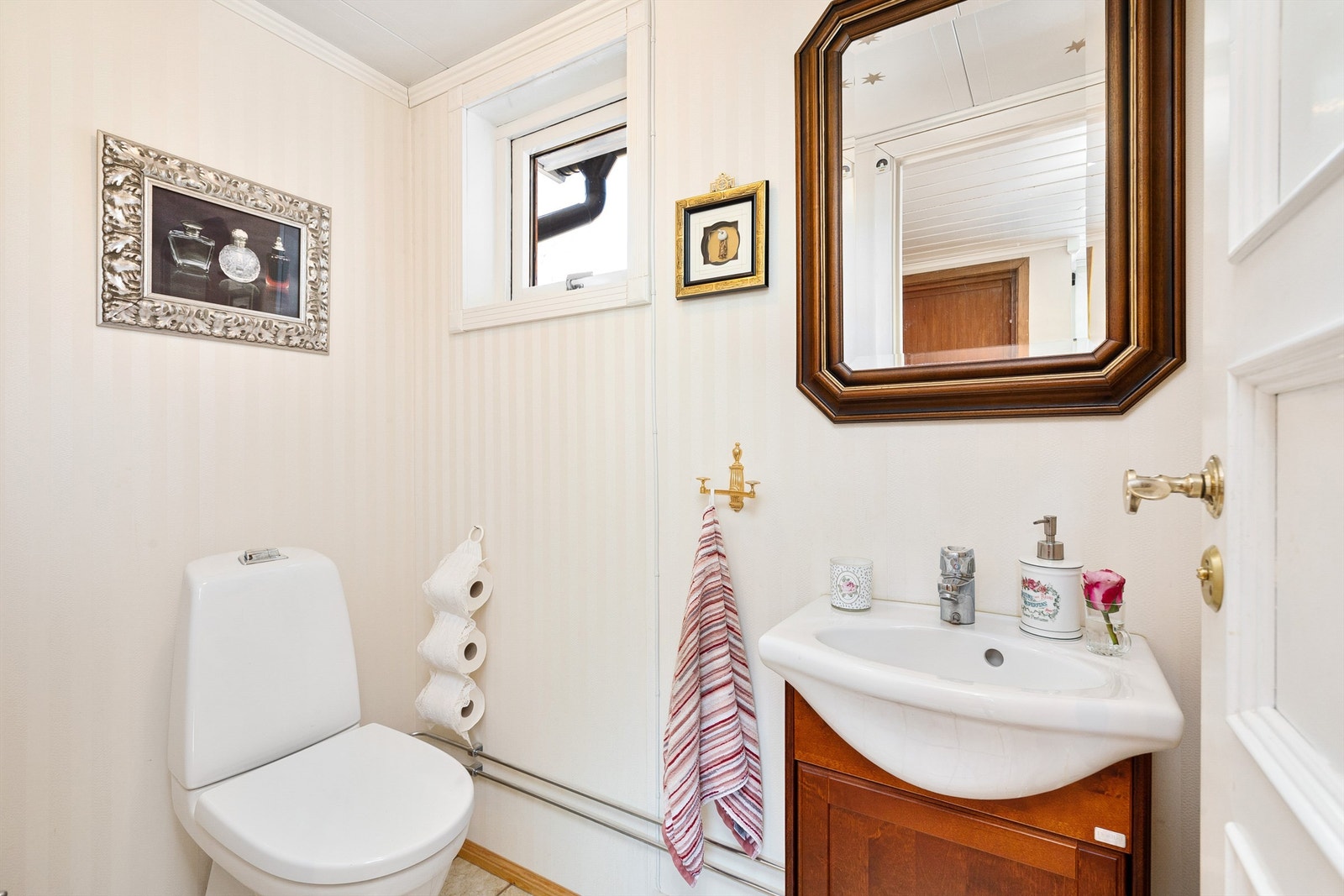 Pent og praktisk toalettrom/gjestetoalett ved entréen Galleribilde