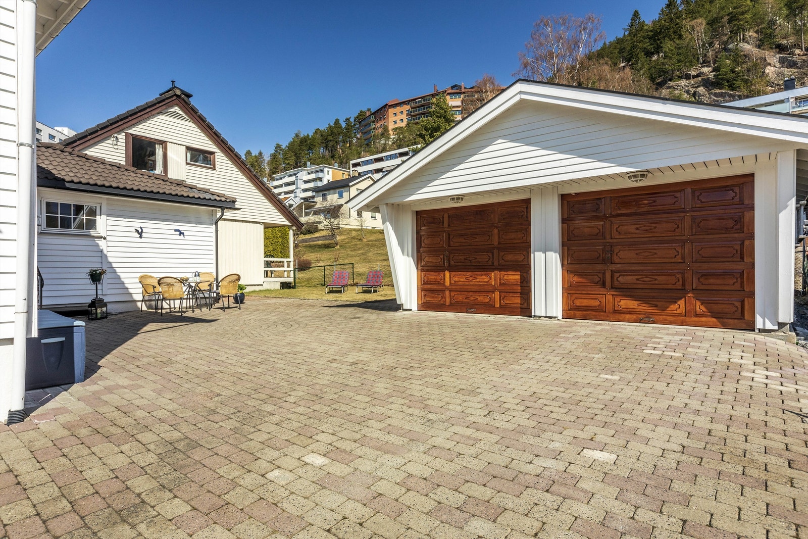 Romslig dobbelgarasje med bod i bakkant. Galleribilde