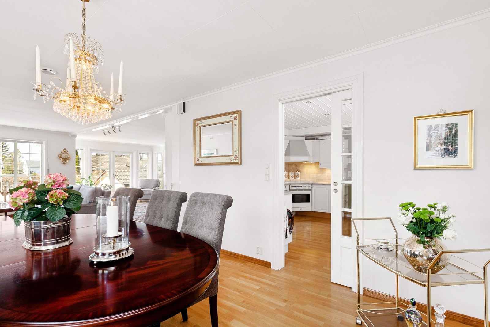 Fra kjøkkenet er det adgang til spisestuen via skyvedør Galleribilde