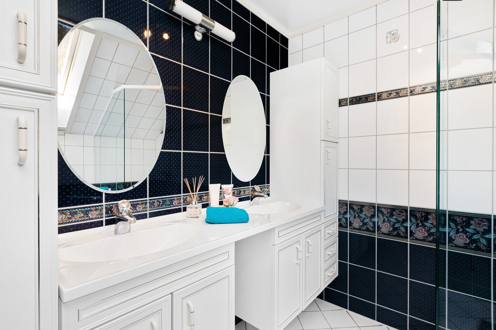 Det er utstyrt med wc, bidé, dobbel servant, godt med skapplass og en romslig dusjnisje Galleribilde