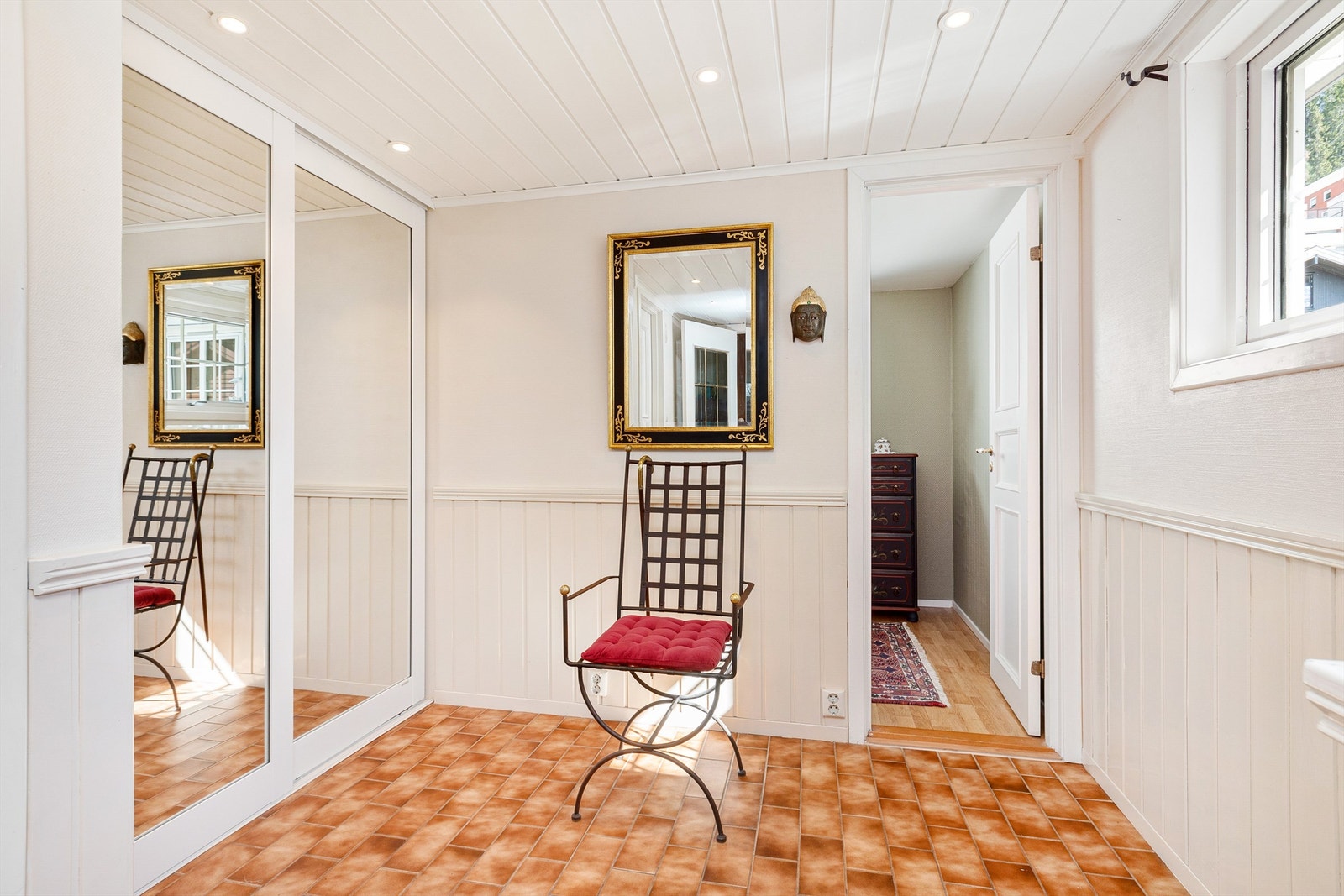 Det er god plass til skoskap eller liknende. Skyvedørsgarderoben var ny i 2018. Adgang til kontorrom/gjesterom Galleribilde