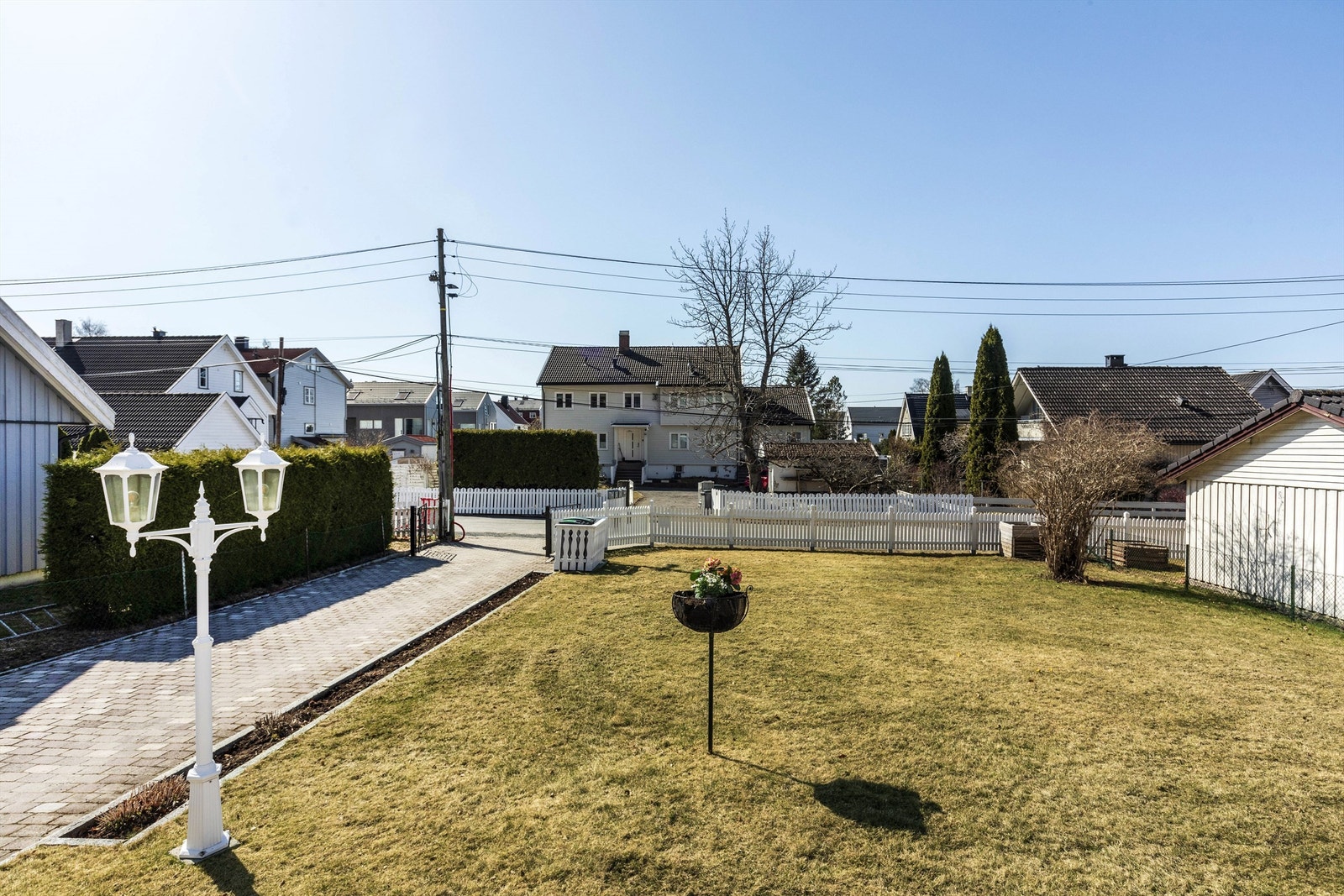 Lettstelt hage med masse tumleplass for hele familien Galleribilde