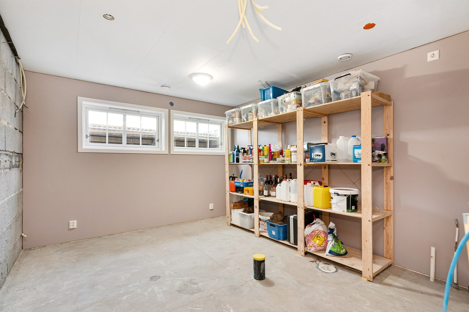 Meget romslig bod. Eier har hatt planer om å innrede dette som soverom med eget bad og det er sluk, oppstikk for rør og trukket rør til kabler Galleribilde