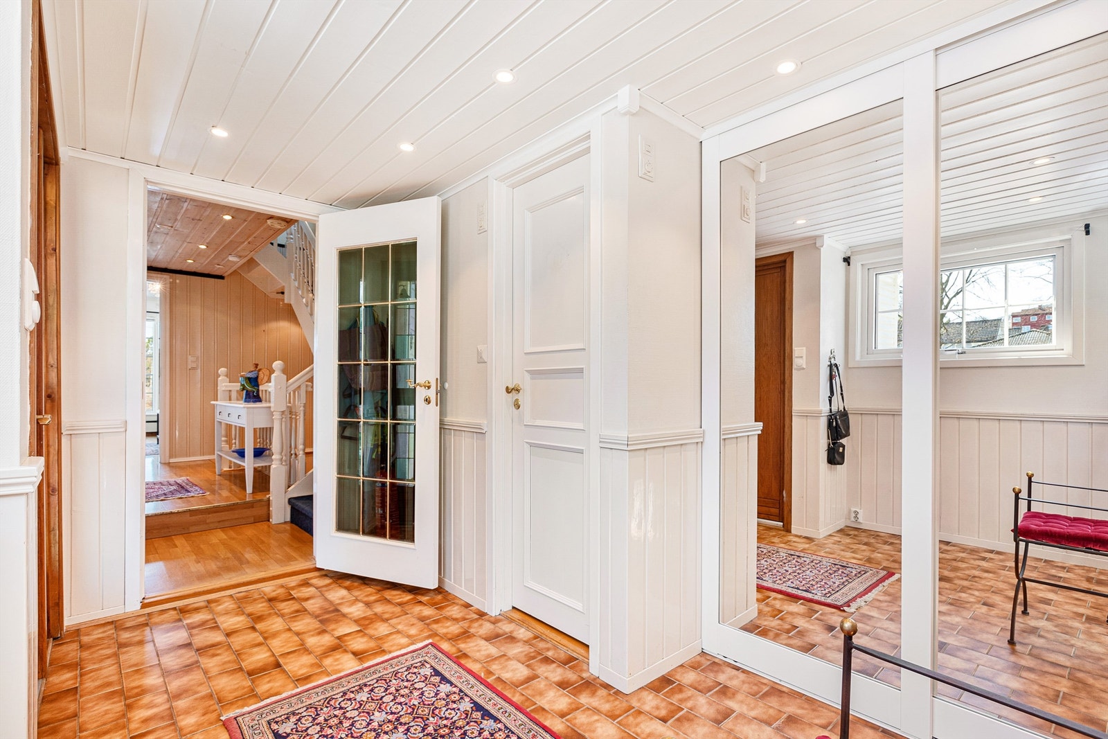 Romslig entré med toalettrom og garderobe. Denne delen av huset er oppført i 1980 Galleribilde