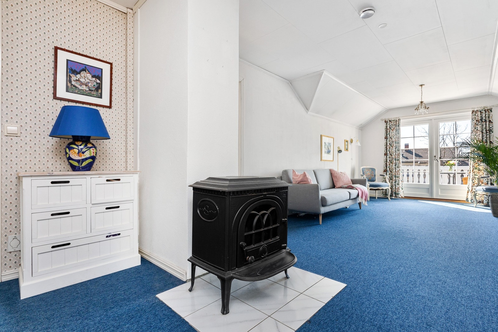 Romslig loftstue med peisovn. Adgang til lagringsloft via nedfellbar stige fra takluke Galleribilde