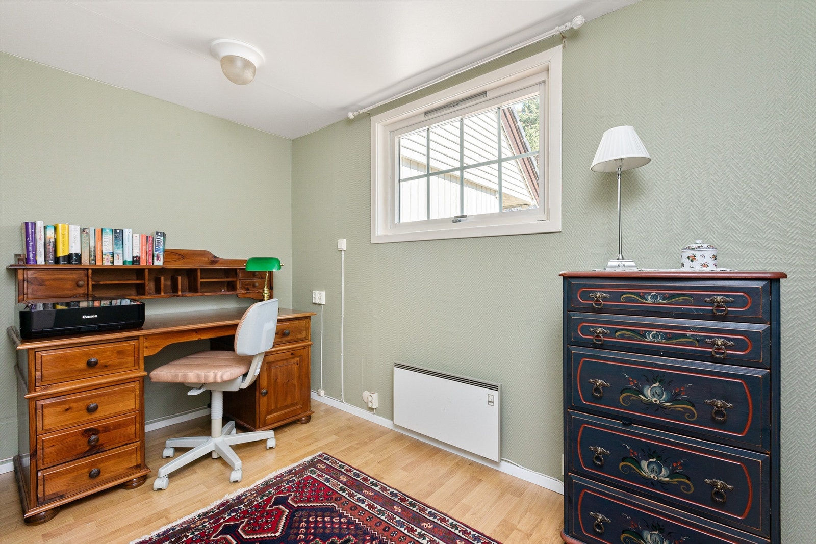 Meget praktisk kontorrom med fin plassering adskilt fra øvrige oppholdsrom. Det er nylig overflatebehandlet med maling av vegger og det er godt med stikkontakter Galleribilde