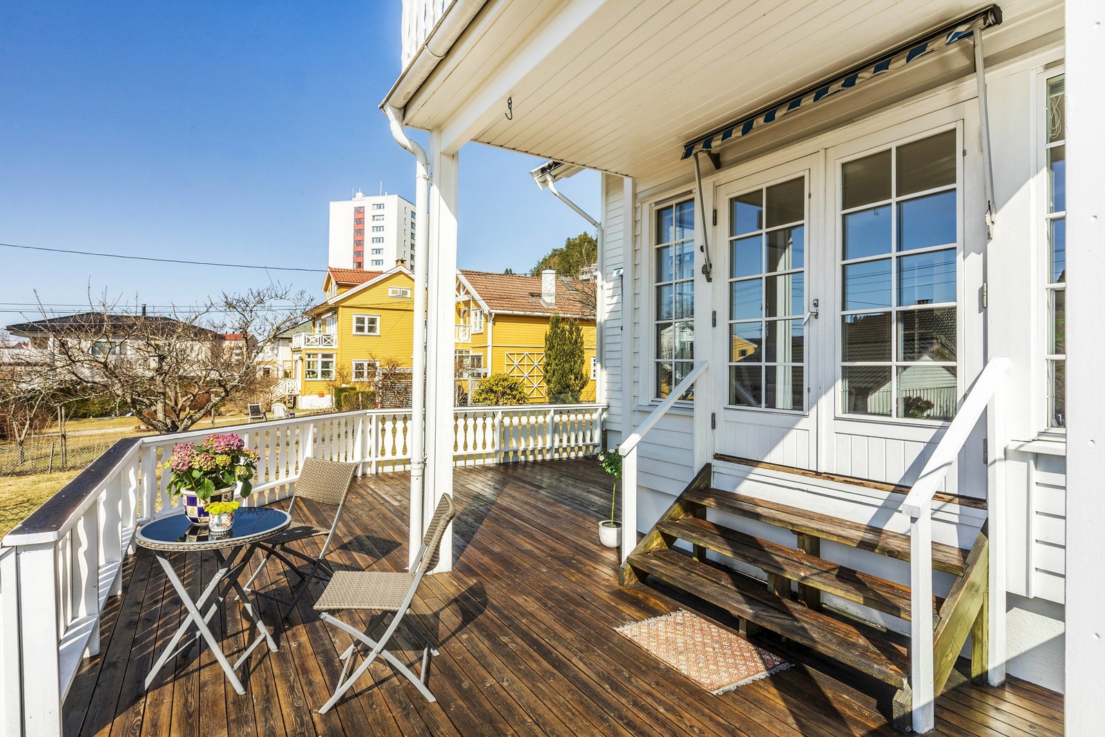 Stor terrasse med god plass til sittegrupper, solsenger og grill Galleribilde