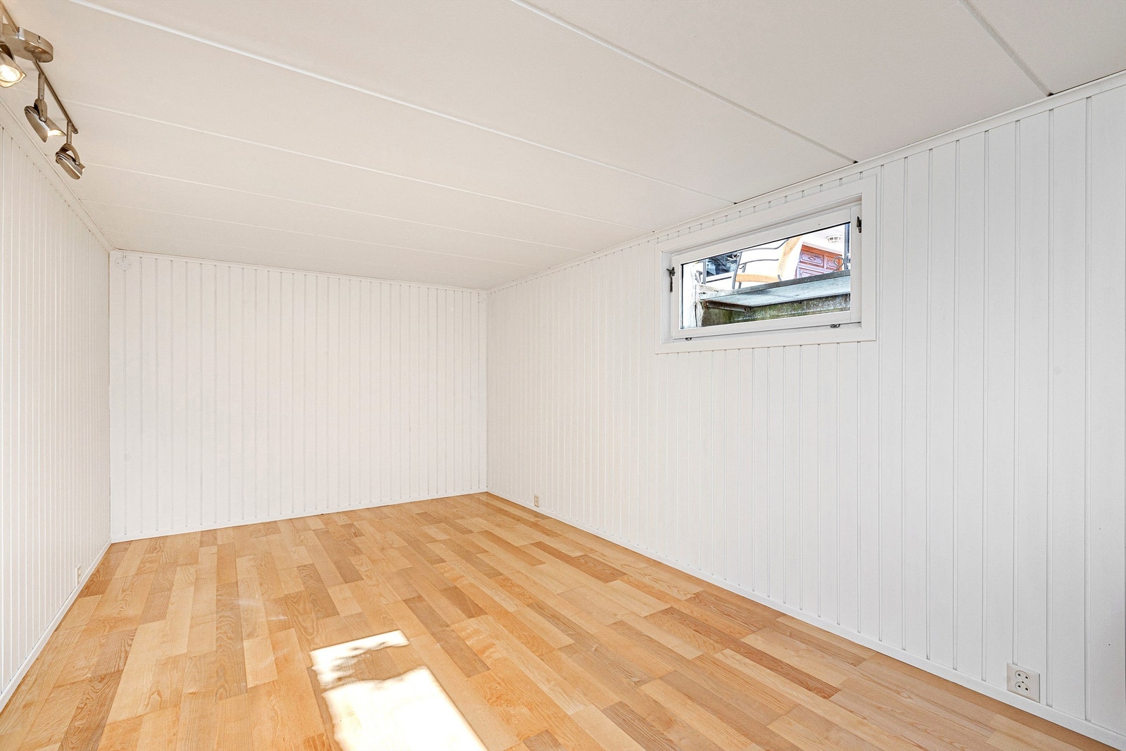 Stort kjellerom som er ypperlig som hobbyrom/kjellerstue. Noe lavere takhøyde en øvrig del av kjeller da dette er under delen oppført i 1980 Galleribilde