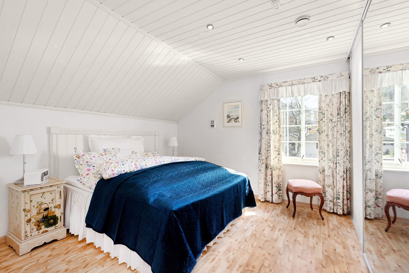 Etasjen har 3 store soverom. Hovedsoverommet har god plass til dobbeltseng og det er montert skyvedørsgarderobe Galleribilde