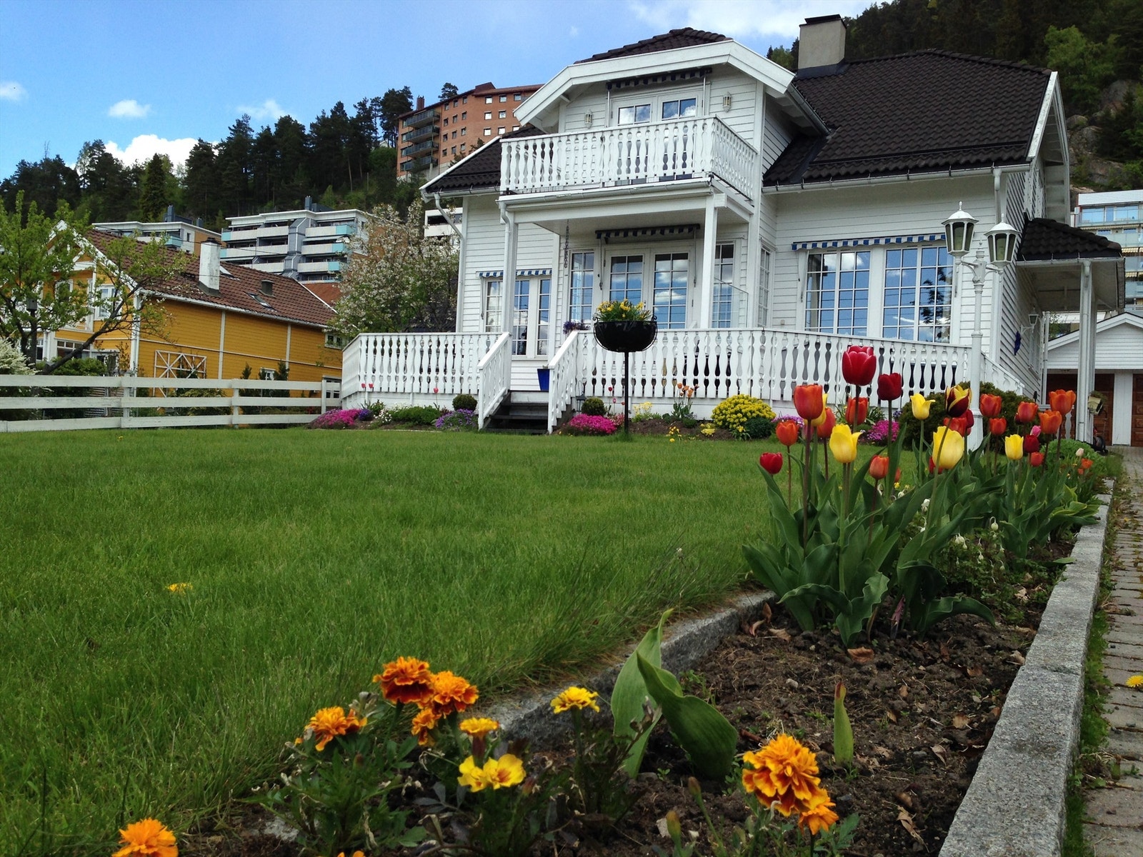 Pene blomsterbed rundt fasaden og langs oppkjørselen (selger bilde) Galleribilde