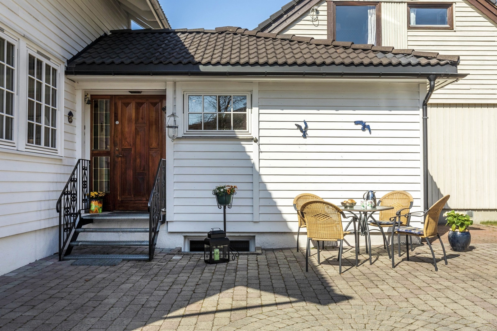 En lun og solrik uteplass ved inngangspartiet Galleribilde