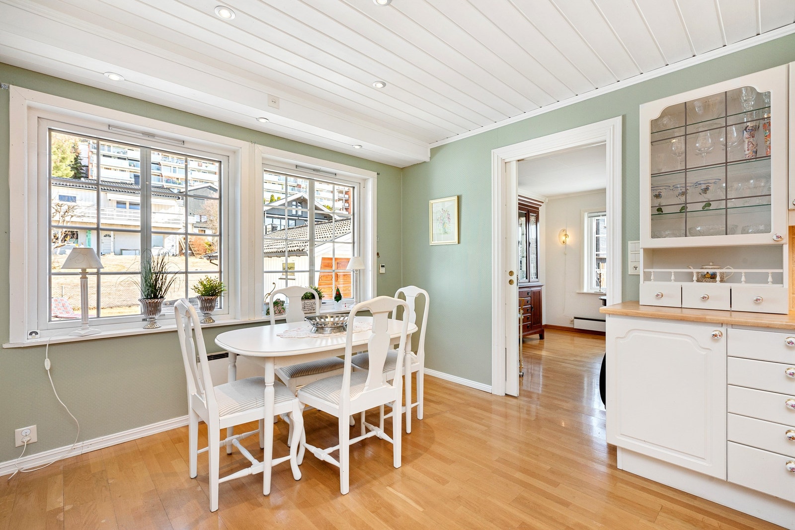 Hyggelig spiseplass ved kjøkkenvinduet med god oversikt mot gårdsplassen Galleribilde