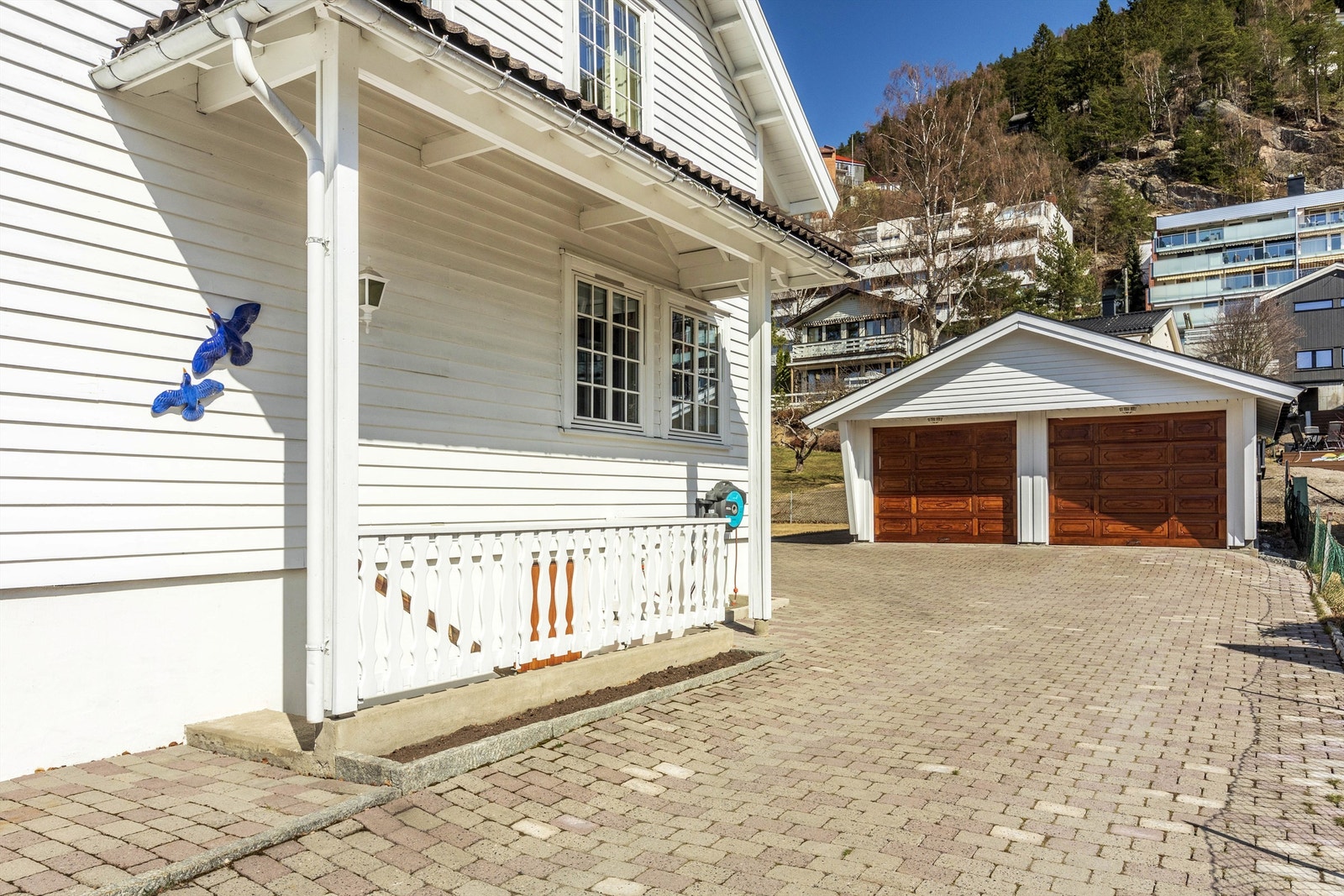 Belegningstein i oppkjørselen. Utvendig nedgang til kjelleren som i hovedsak benyttes av leietaker i hybel Galleribilde