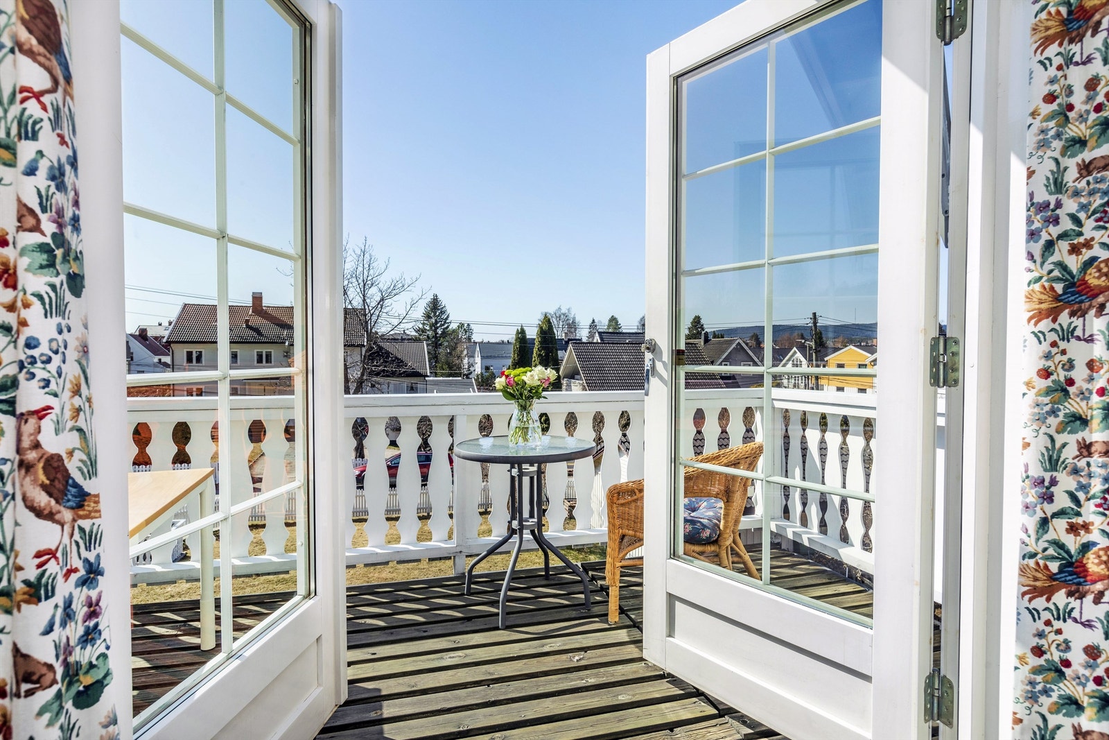 Fin og solrik uteplass Galleribilde