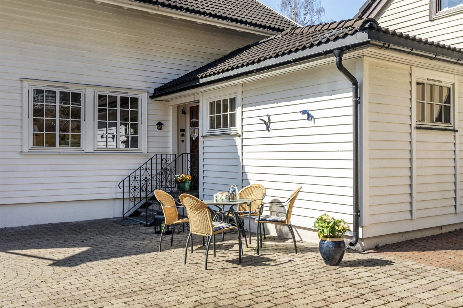 Koselig uteplass med morgensol Galleribilde