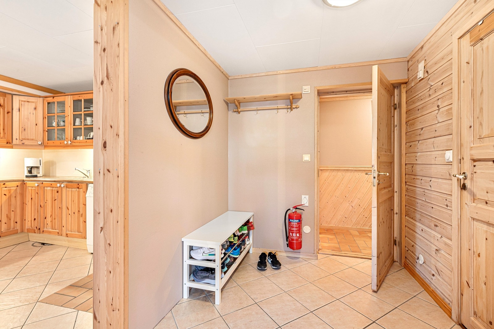 Eier har innredet deler av kjelleren som hybel som pr. i dag er leiet ut. Galleribilde