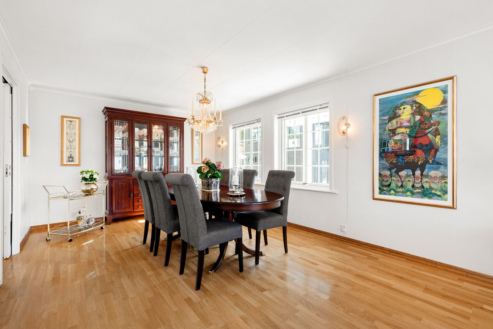 Herlig spisestue med god plass til langbord, dekketøyskap og liknende Galleribilde