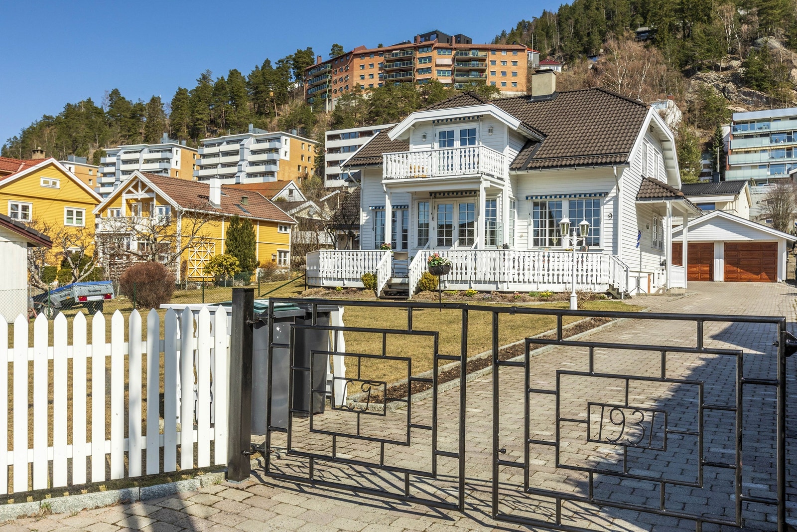 Velkommen til Revefaret 9, en meget innholdsrik familiebolig på solrik tomt i rolig gate Galleribilde