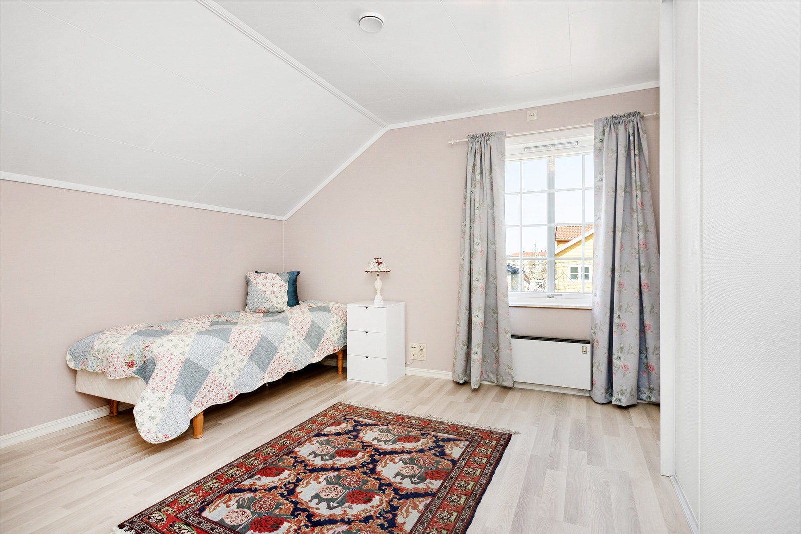 Soverom 3 med romslig skyvedørsgarderobe Galleribilde