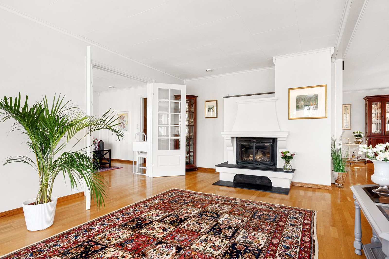 Det er parkett i alle oppholdsrommene. Gulvene har normal bruksslitasje Galleribilde