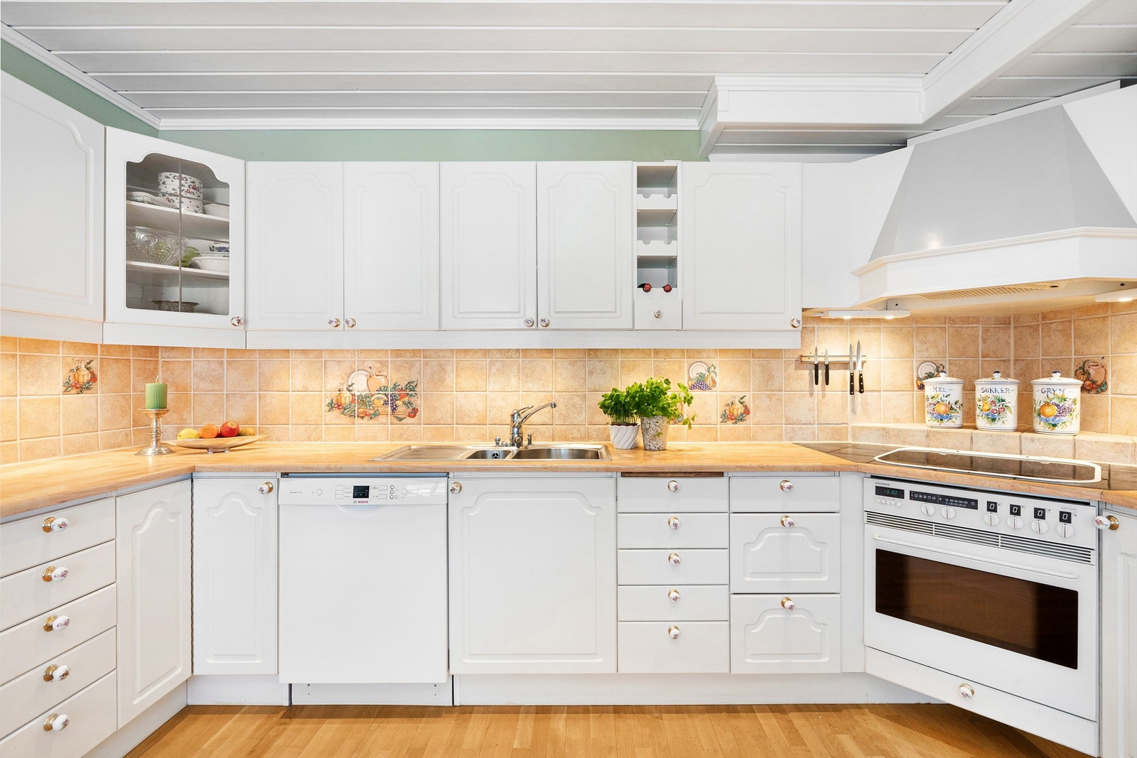 Rikelig med skap- og benkeplass Galleribilde