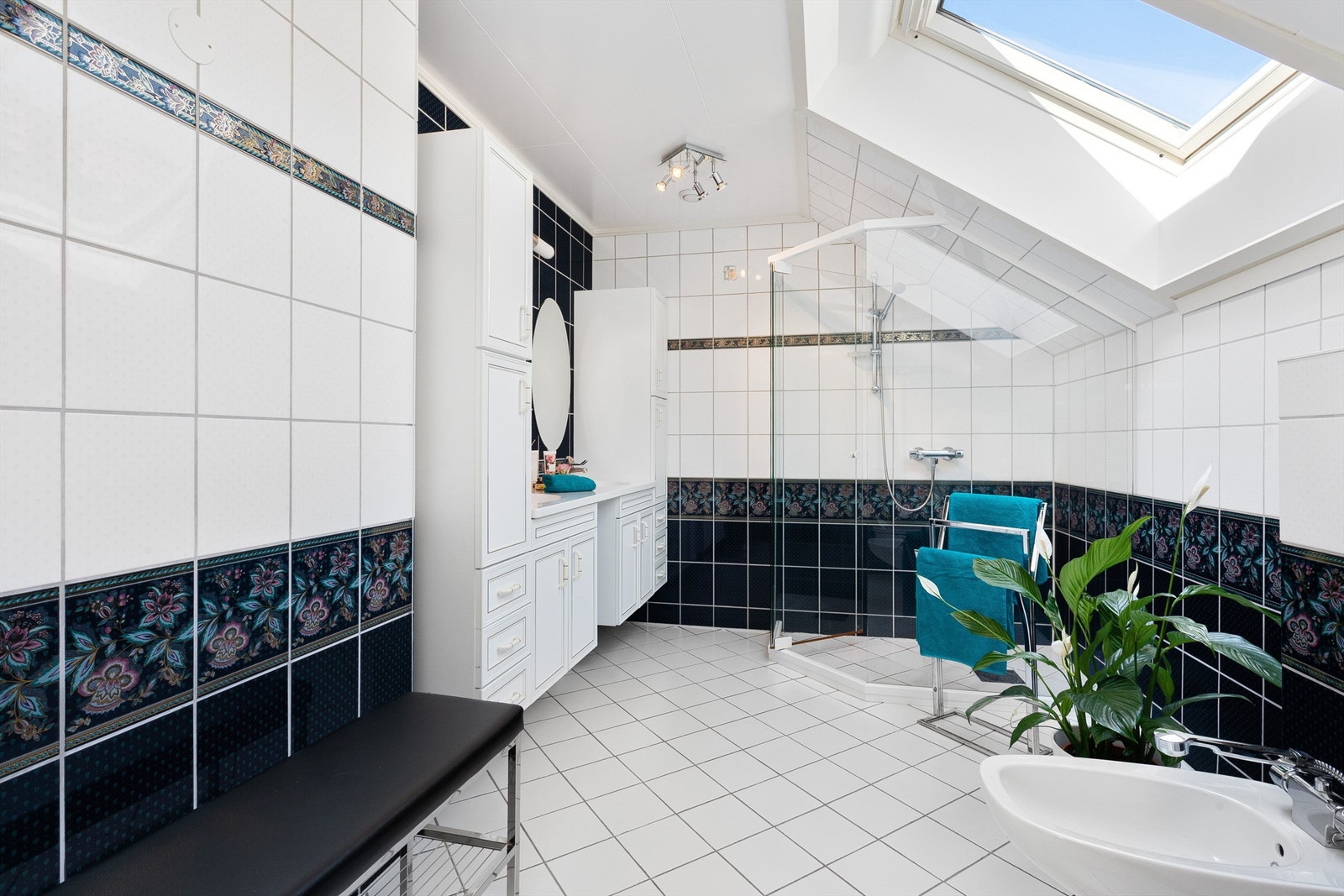 Hovedsoverommet har bad en suite av god størrelse Galleribilde