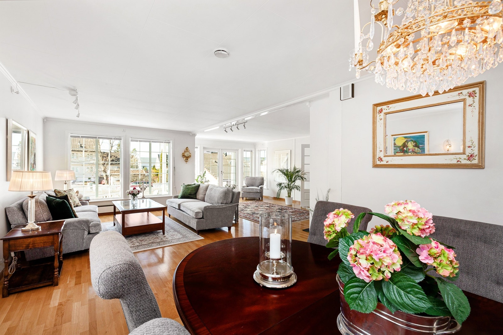 Sone for bespisning, sofaavdeling og en lounge/sofagruppe ved utgangen til terrasse/hage Galleribilde