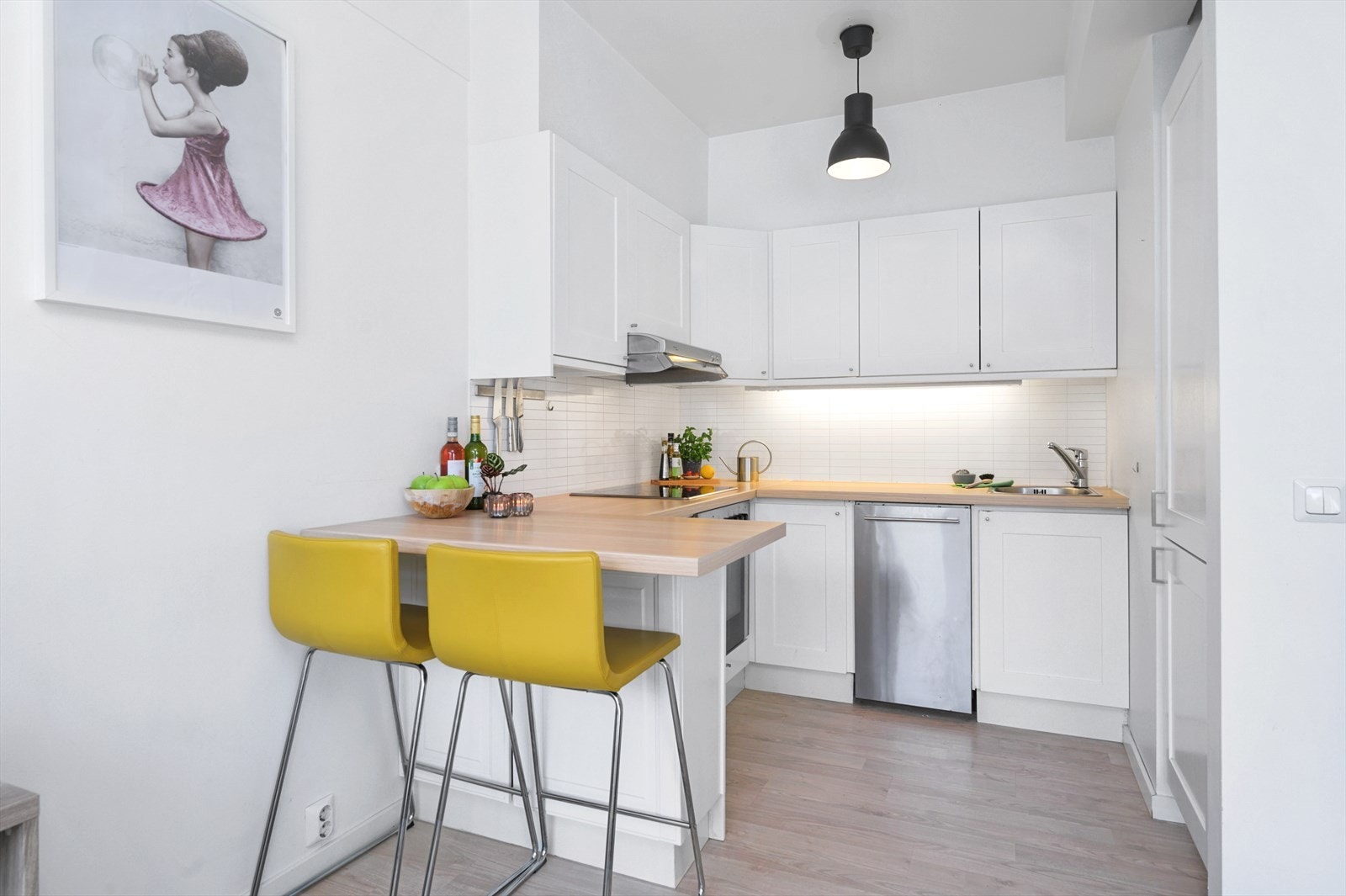 Stilrent kjøkken med sitteplasser. Galleribilde