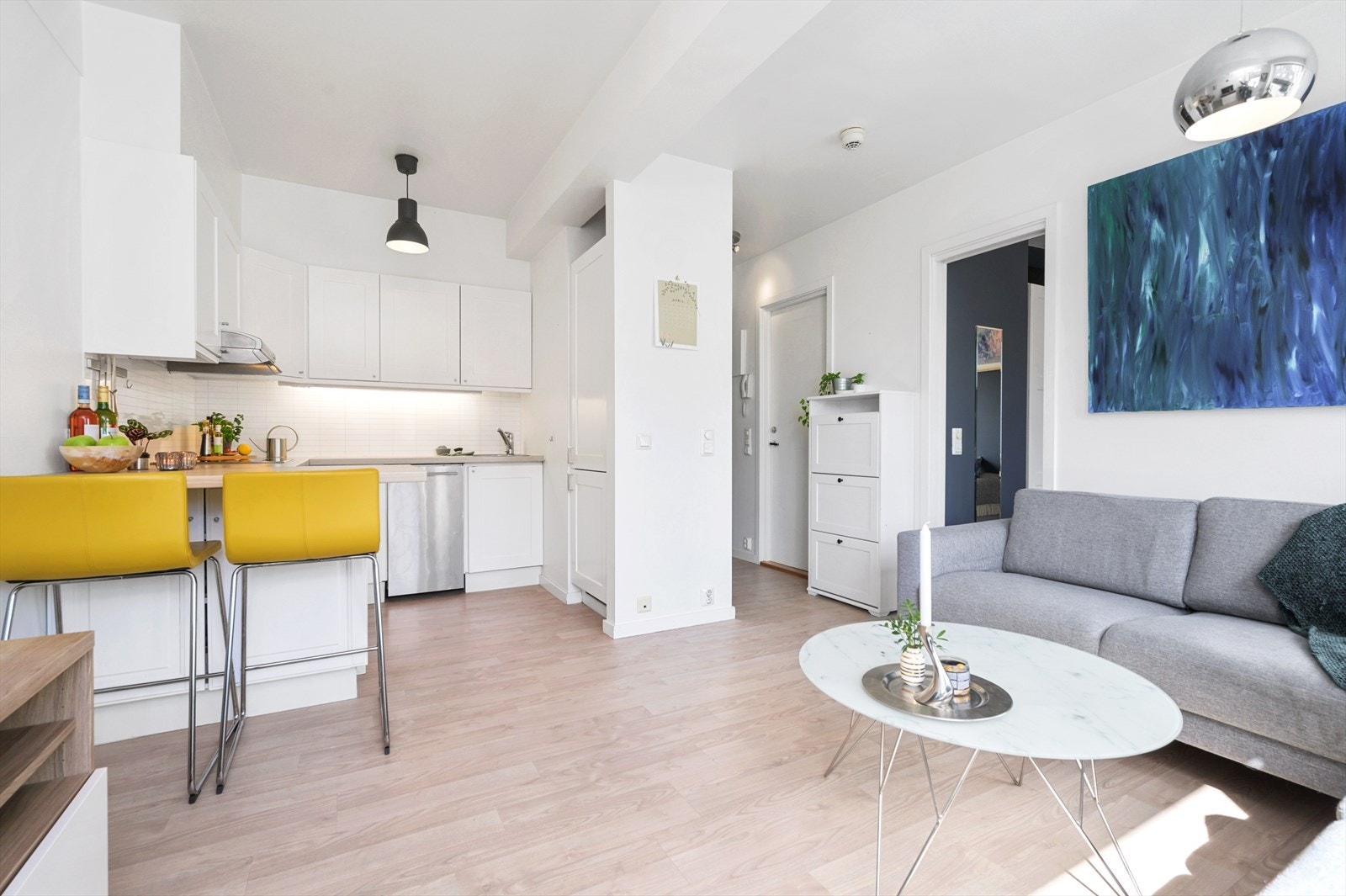 Åpen stue- og kjøkkenløsning for en praktisk planløsning Galleribilde