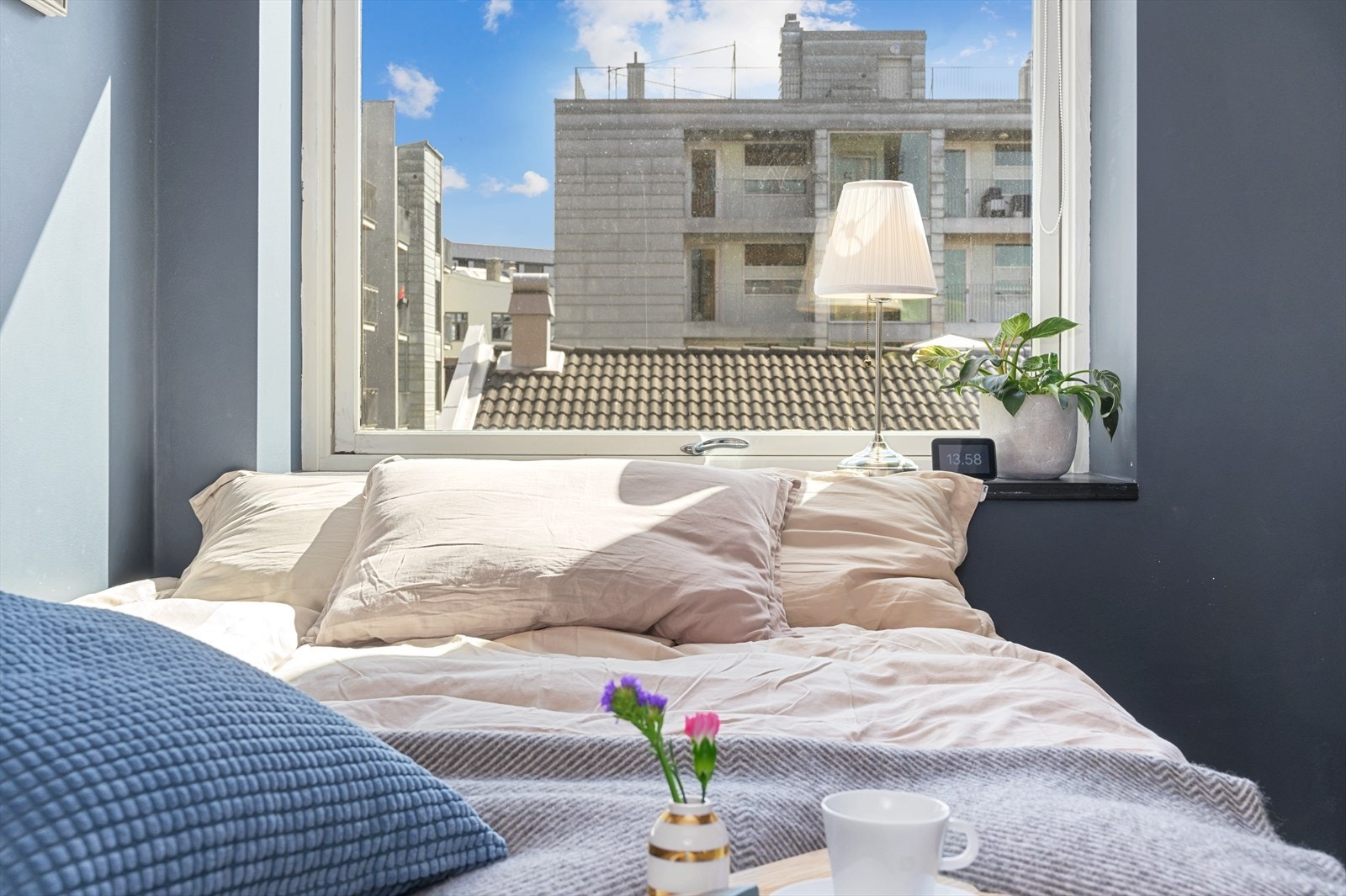 Delikat fargevalg og utsyn mot blå himmel Galleribilde