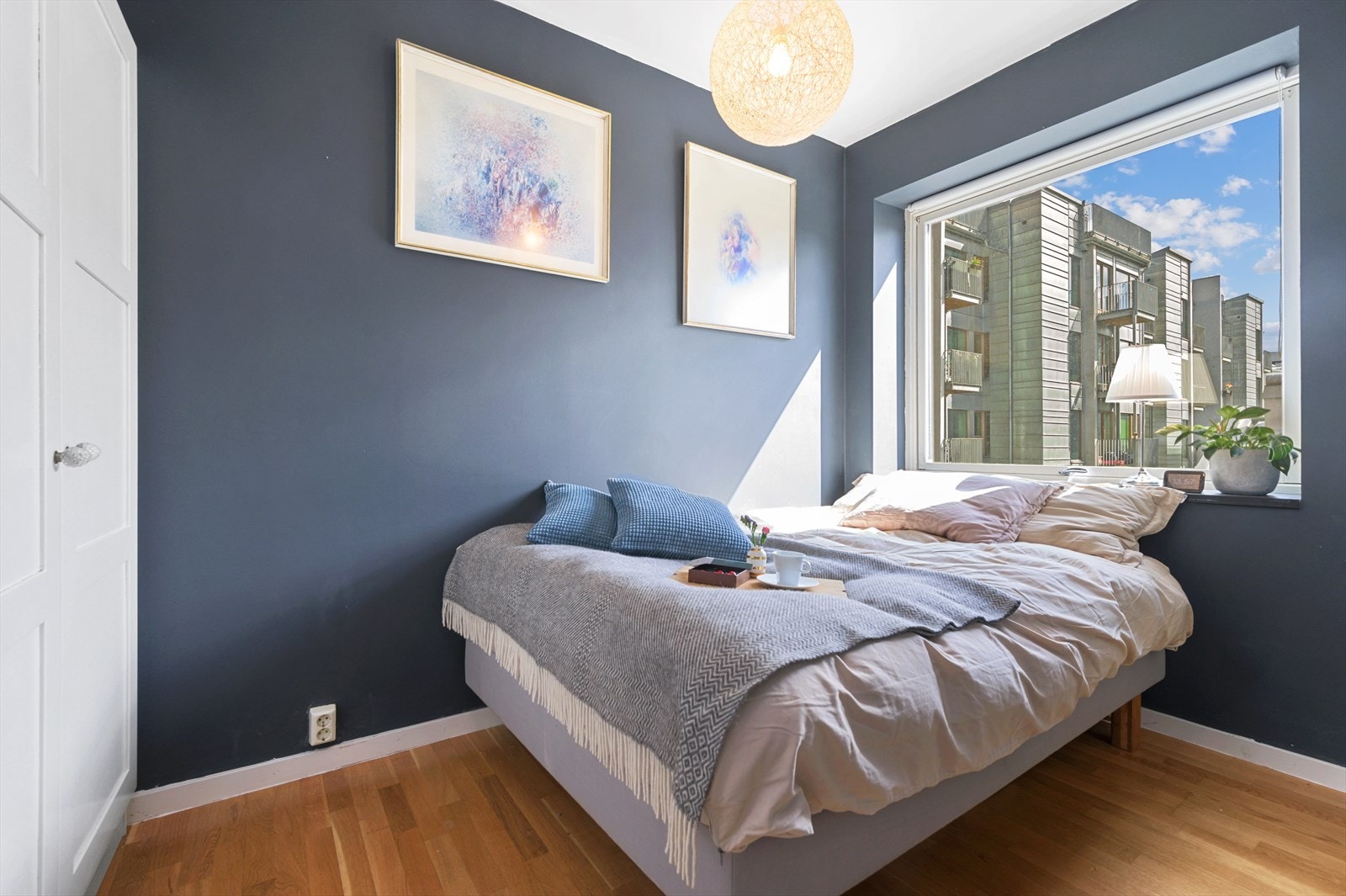 Soverom i god størrelse som vender inn mot stille, indre gårdsrom Galleribilde