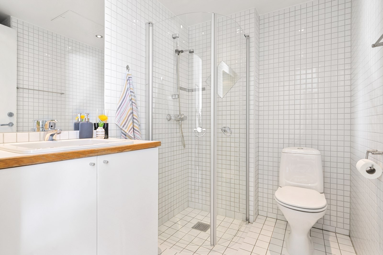 Baderom i god størrelse med gulvvarme Galleribilde