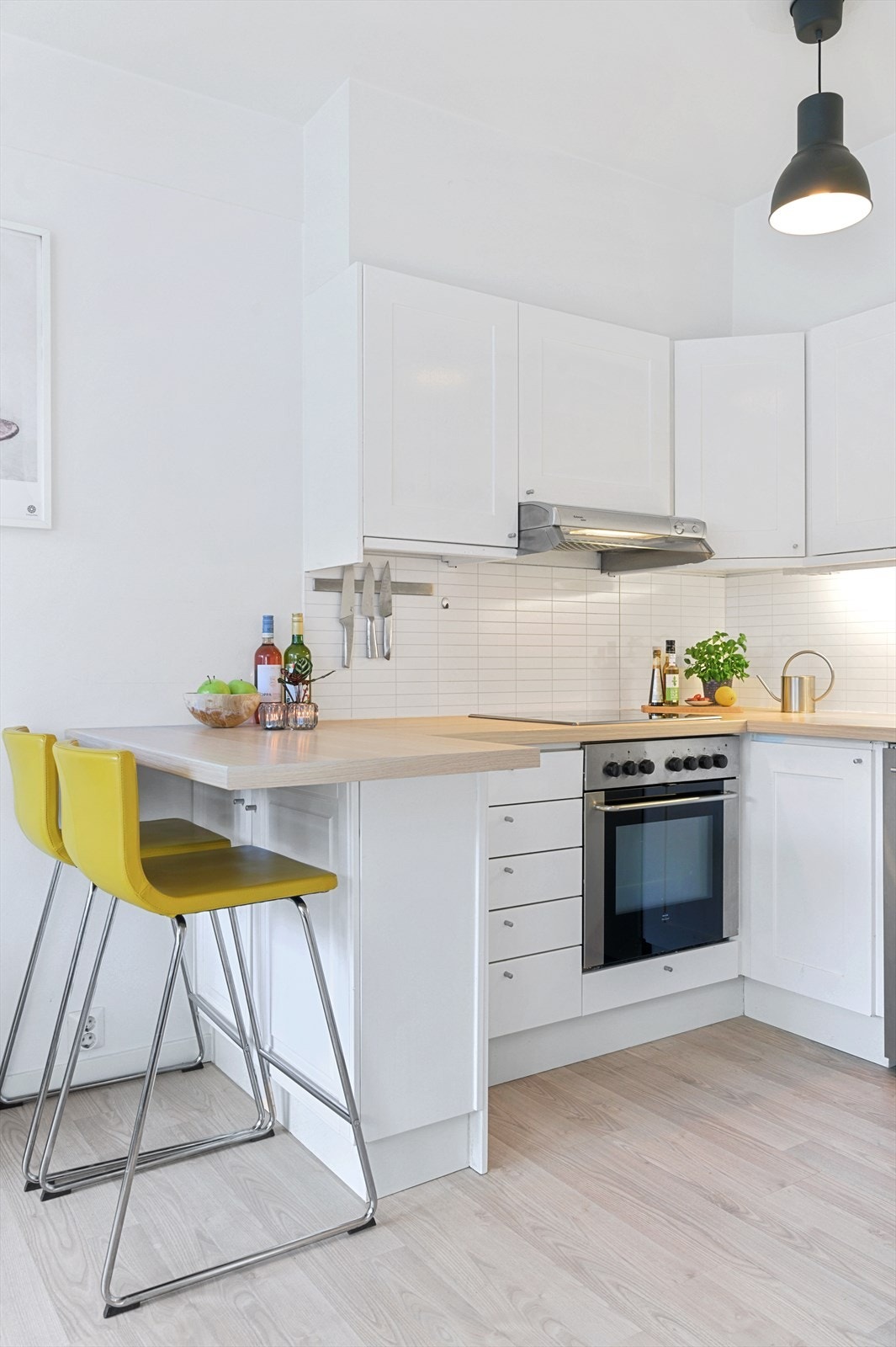 Kjøkkenet er innredet med profilert innredning og laminat benkeplate. m. Integrert platetopp, stekeovn, kjøl- og fryseskap. Opplegg for oppvaskmaskin. Galleribilde