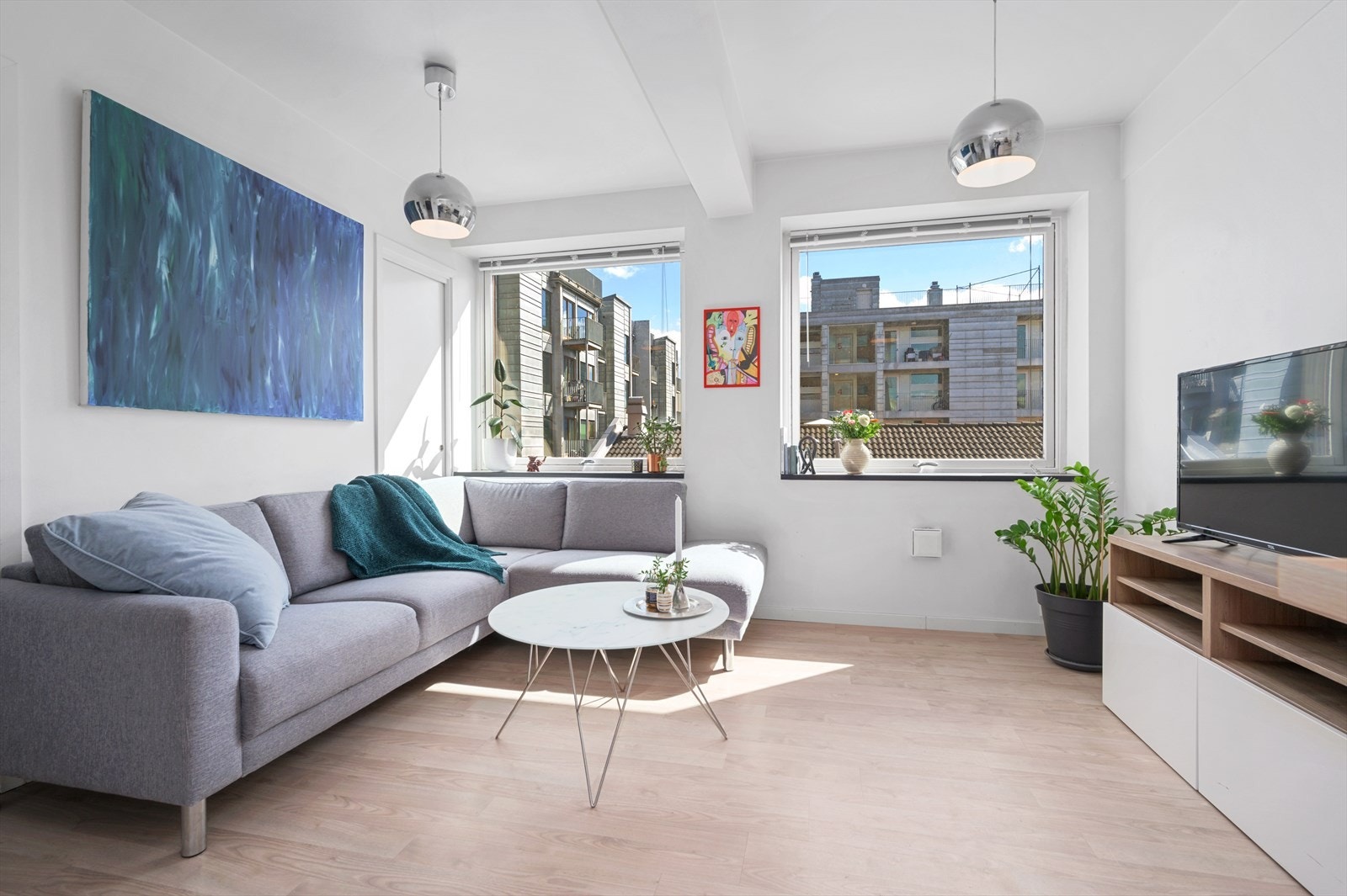 Lys og romslig stue med store vindusflater som gir rikelig med naturlig lysinnslipp Galleribilde