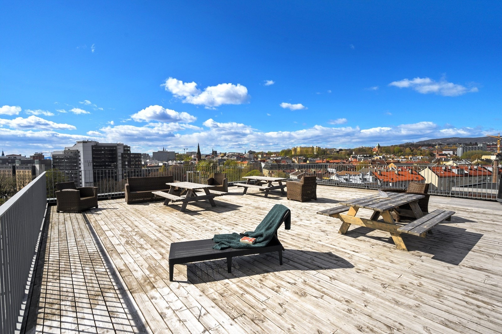 Fantastisk takterrasse med flere sittegrupper og solsenger Galleribilde