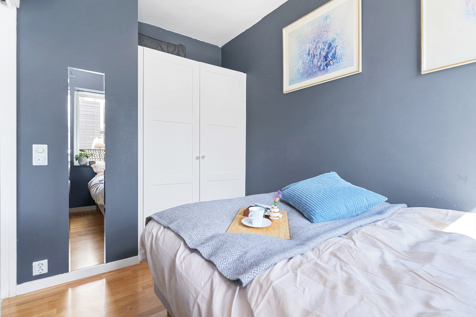 Soverommet har innebygd garderobeskap Galleribilde