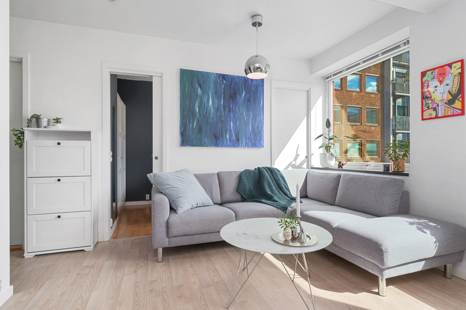 To skyvedører inn til soverom fra stuen Galleribilde