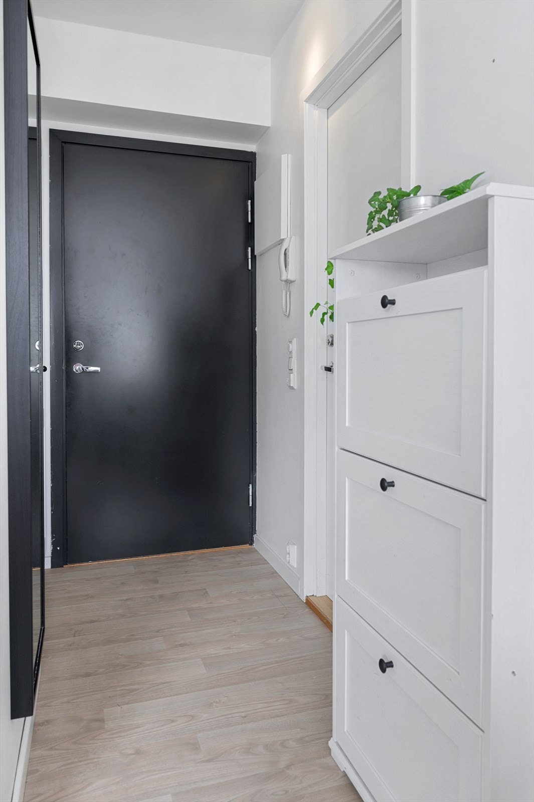 Entré med innebygd garderobeskap til å henge fra seg yttertøy Galleribilde