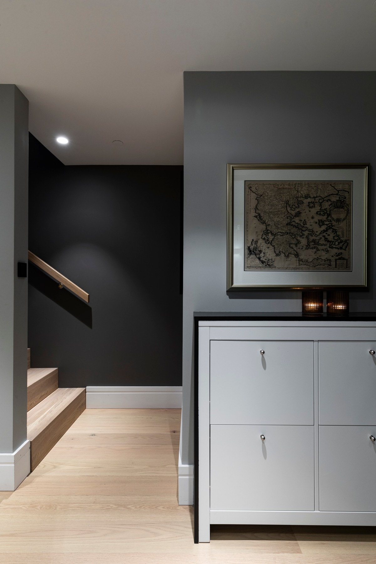 Lekker trapp i eik mellom etasjene. Under trappen er det innvendig bod. Det medfølger i tillegg stor og lukket ekstern bod Galleribilde