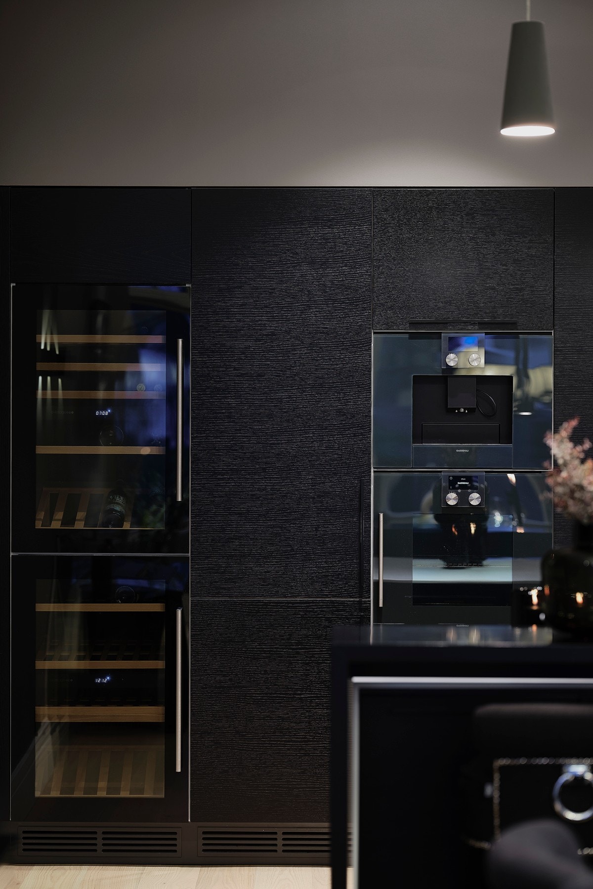 Innredningen er godt utstyrt med bl.a. Bora induksjonsplatetopp med avtrekksvifte, 2 vinskap og Gaggenau kaffemaskin og stekeovn Galleribilde