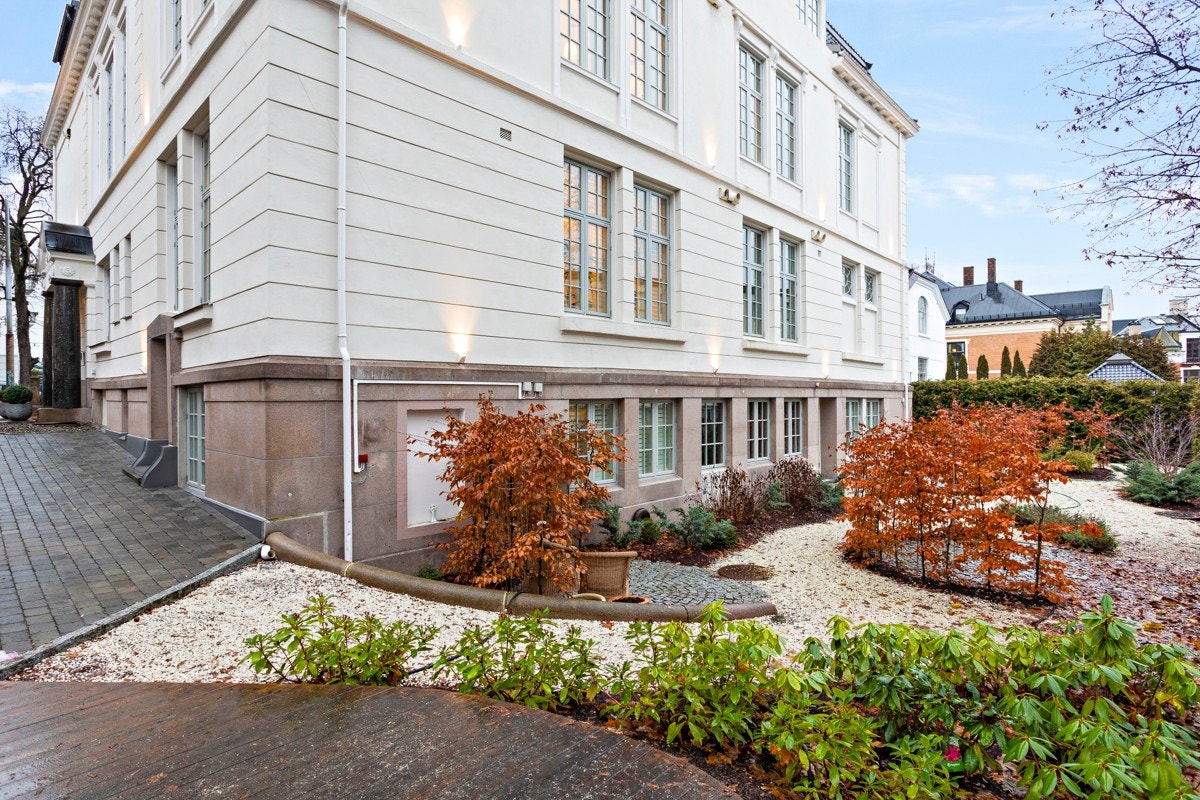 Hyggelig bakhage med sittegrupper Galleribilde