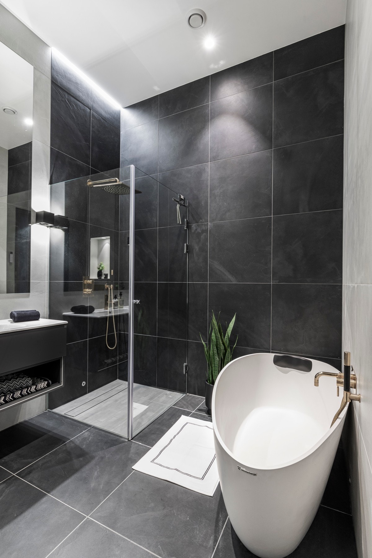 Badekar i kompositt (Westerbergs) med blandebatteri og dusjhjørne. Høyttalere på begge baderom, styrt med fjernkontroll (KbSound) Galleribilde