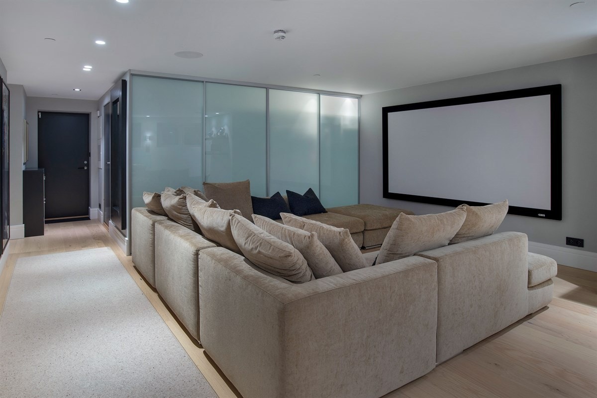 Stor stue nummer 2 utstyrt med projektor og lerret og romslig garderobeløsning Galleribilde