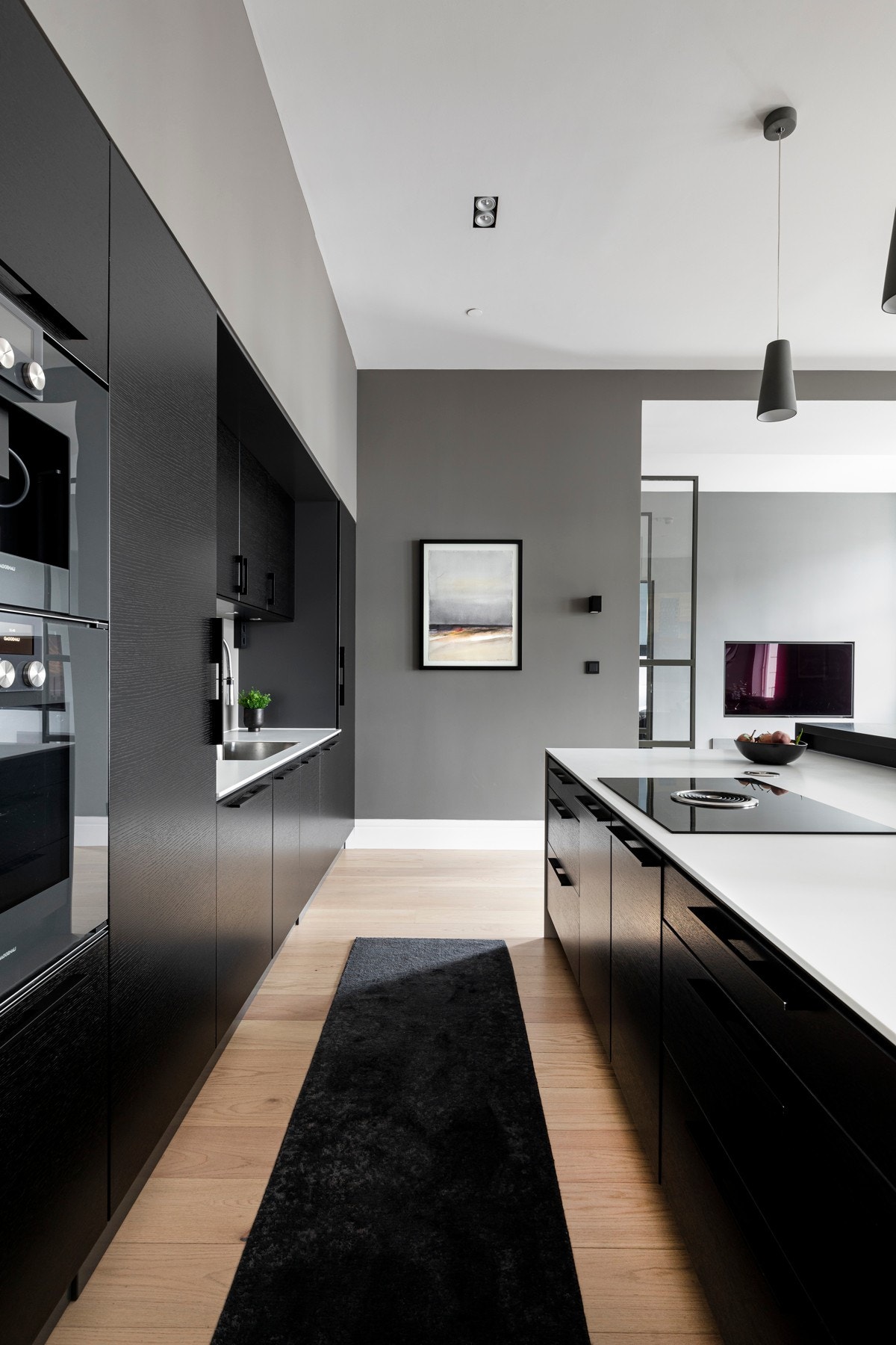 Kjøkkenet har rikelig med skapplass også i øy Galleribilde