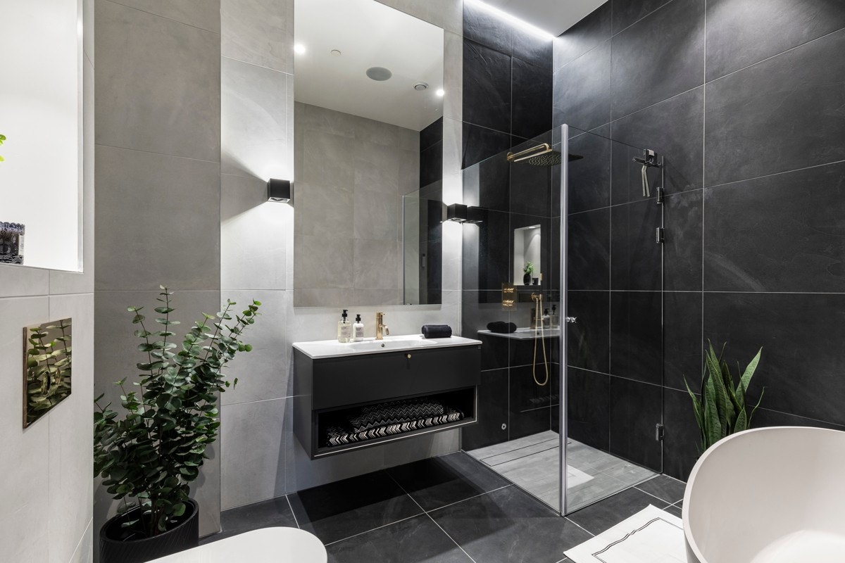 Rålekkert hovedbad i en-suite løsning med master-bedroom Galleribilde