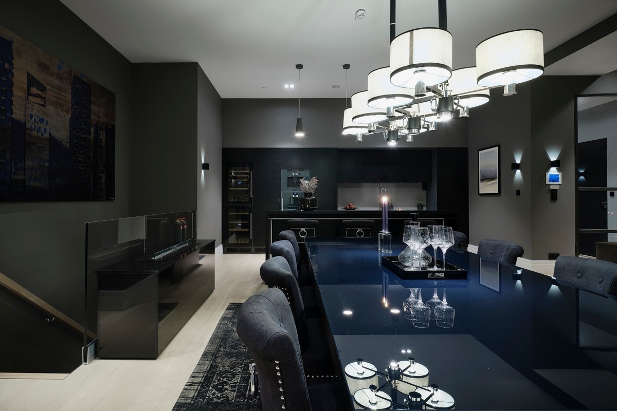 Boligen går over 2 plan og er meget påkostet med materialvalg av høy kvalitet Galleribilde