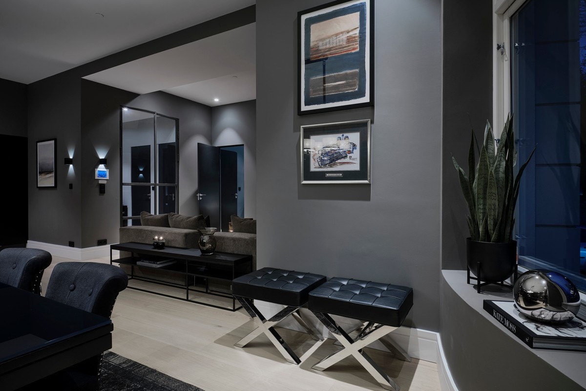 Med leiligheten følger god biloppstillingsplass på fremsiden av bygget Galleribilde